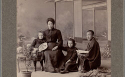 リディア夫人、娘たちと森山為蔵の写真 ダラム大学東洋博物館蔵
