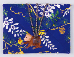 《刺繍藤に猿図懐中たばこ入れ》のうち「懐紙入れ」江戸時代、東京都江戸東京博物館
