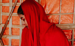 赤いヘジャブのアラブの少女