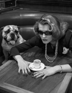 カフェの婦人のモノクロ写真作品