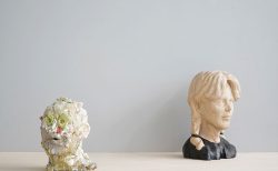 頭部の彫刻作品2点