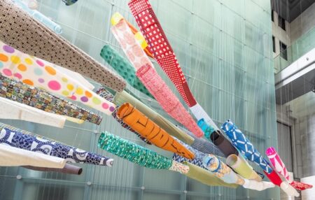 《日本橋・こいのぼりなう！》展示風景 日本橋三井タワーアトリウム 2025 年