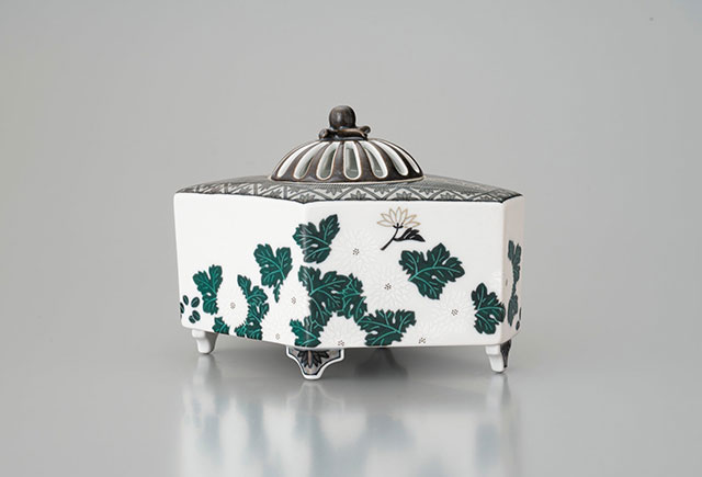 「色絵雪花薄墨墨はじき菊萩文香炉」縦 9.8cm×横 15.3cm×高 11.4cm