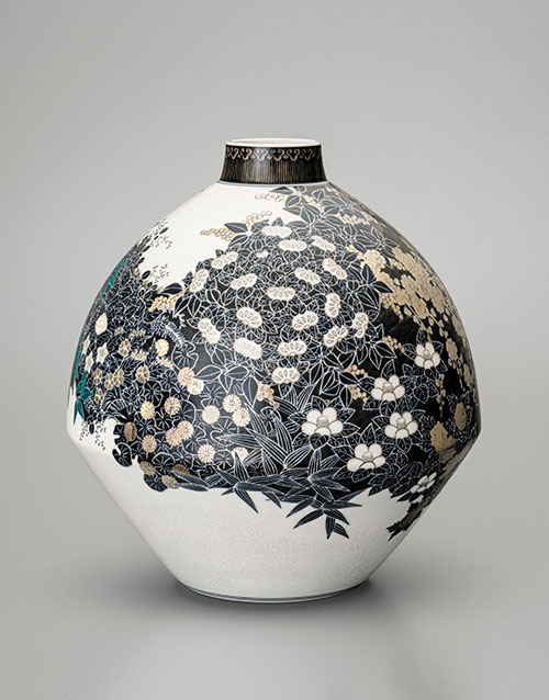 「色絵雪花墨色墨はじき四季花文花瓶」径 35.0cm×高 37.5cm