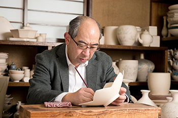 十四代 今泉今右衛門(アトリエにて)