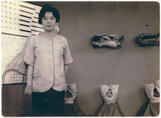 《プラカード》、《人工胎盤》前の田部光子、1961年、「九州派展」、銀座画廊、東京