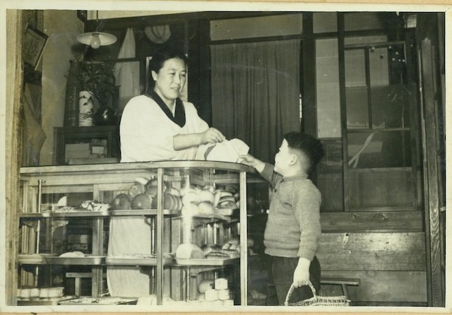 パンを買う少年