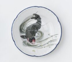 エスカリエ・ド・クリスタル《流水鯉文深皿》19世紀後期-20世紀初頭 個人蔵（茨城県陶芸美術館寄託）