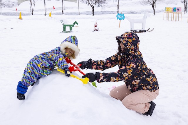 雪の遊ぶ子供達