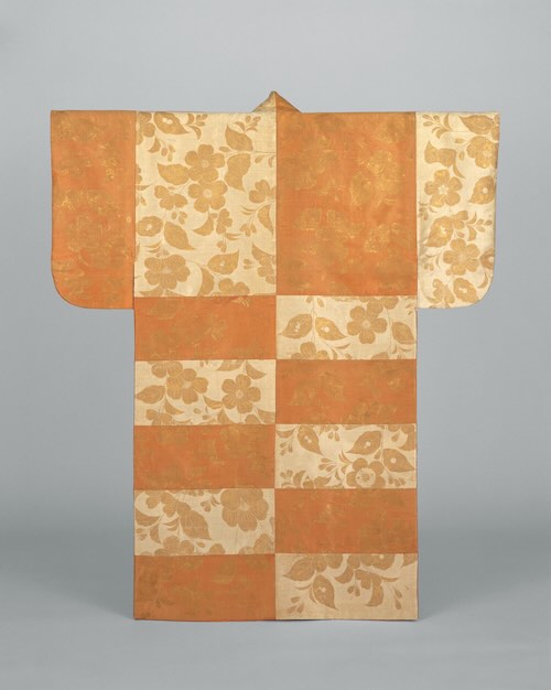 重要文化財≪能装束≫紅白段替り枝垂桜模様摺箔 桃山時代 林原美術館蔵 ※前期展示