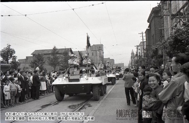 本町通りを行進するアメリカ軍の車両 1953(昭和28)年 奥村泰宏撮影