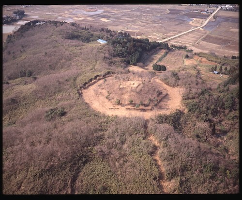海保大塚(古墳を改変した珍しい形状の海保地区の出羽三山供養塚 1989年空撮)