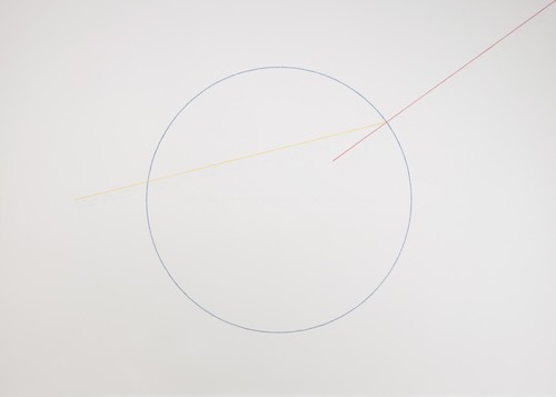 ソル・ルウィット《ウォール・ドローイング #283 青色の円、赤色の直線、黄色の直線の位置》