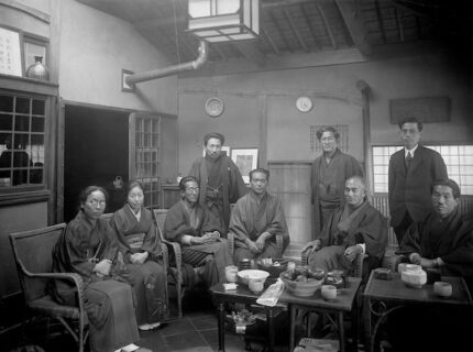 「志賀直哉邸　サンルームにて」昭和１０年代　撮影・提供：飛鳥園