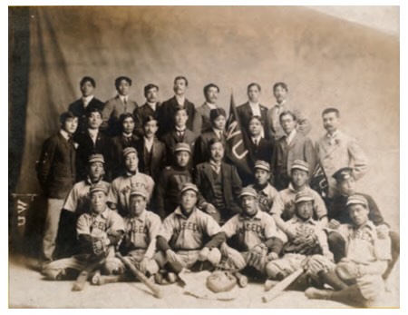 野球部第1回 1905年 写真中央が野球部部長の安部磯雄