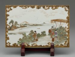 井村彦次郎《上絵金彩収穫図陶板》明治時代中期～後期──周囲を額縁のように装飾し蝶のレリーフを付けている