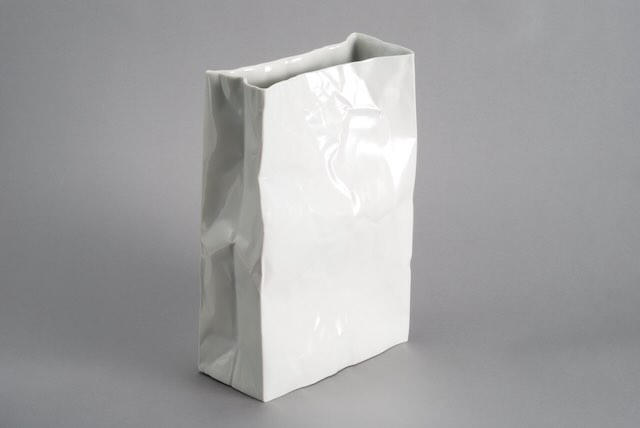 小松誠《クリンクルシリーズ スーパーバック K1》1975年、磁器、35.0×23.0×11.4cm