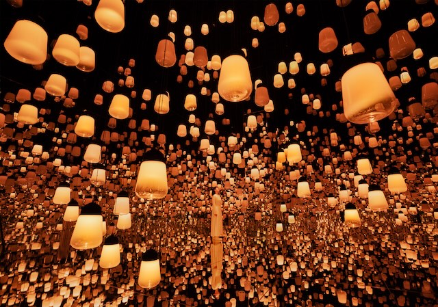 チームラボ《呼応するランプの森:One Stroke - Fire》