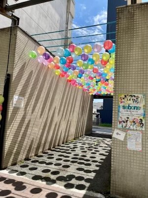 過去に行われた水上ビルでの展示の様子