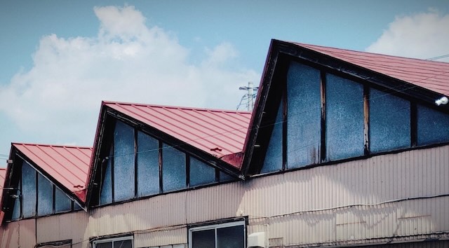 織物工場の特徴的な三角屋根(のこぎり屋根)