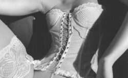 女性のモノクロポートレイト