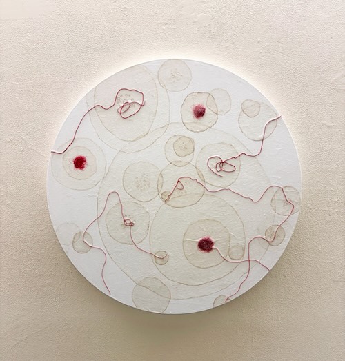 「生命の糸」和紙、糸、マットメディウム、キャンバス