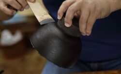 輪島塗の漆塗りの様子