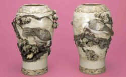 初代宮川香山《鳩桜花図高浮彫花瓶》