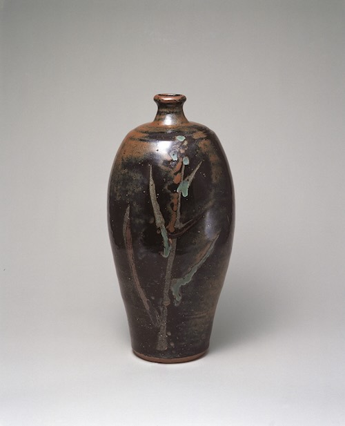 濱田庄司《鉄釉黍文瓶》 1940年頃 当館蔵