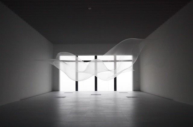 大巻伸嗣《Liminal Air Space-Time》 2015年、展示風景:「シンプルなかたち展:美はどこからくるのか」森美術館