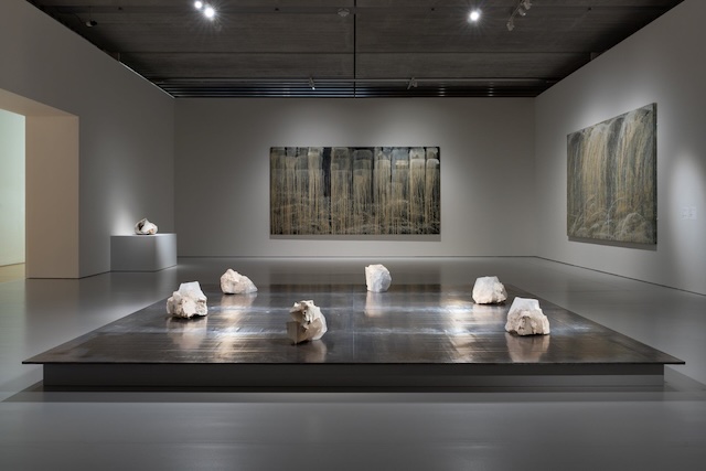 「SPRING わきあがる鼓動」展 3.地水火風/小川待子、パット・ステア 展示風景