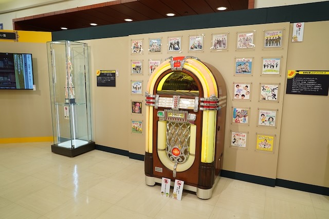 ザ・ドリフターズのレコードジャケット展示 ジュークボックスでEPレコードを流します