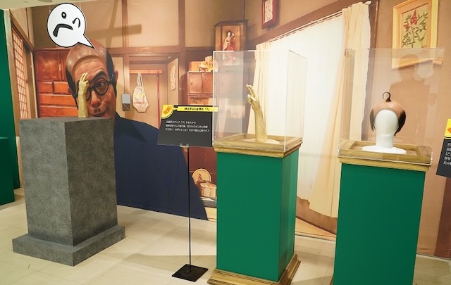 加藤茶氏の手を型どりした世界に1つの「黄金のぺ像」、実際に使用した「ハゲヅラ初号機」の展示。