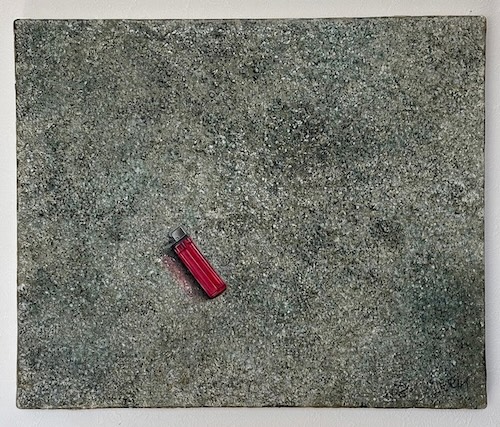 No.18 谷川桐子《赤いライター》2013 キャンバスに油彩 38.0×45.5cm(8号Fサイズ) サインあり