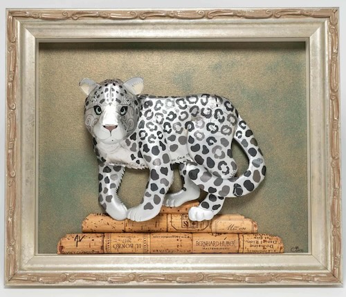 「ユキヒョウ」 2024年 / ワインキャップシール、レジン、コルク / 29x35x5.5cm