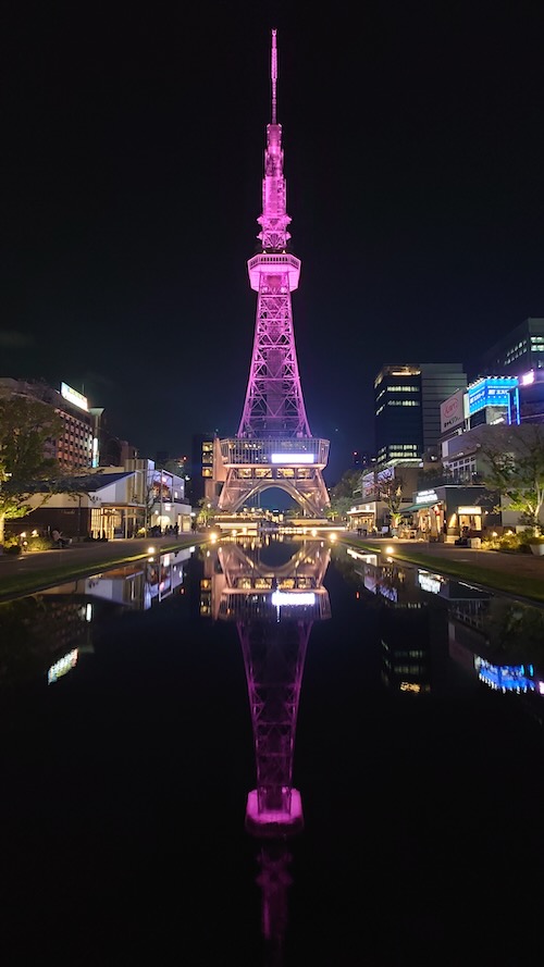 未来タワーの夜間全景