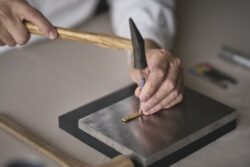 金工作業の様子