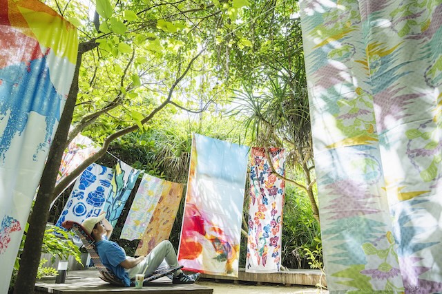 風をはらみ木漏れ日に輝く「アートなそよ風」