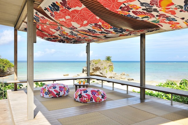 カラフルな作品が海辺を彩る、てぃんかじテラス